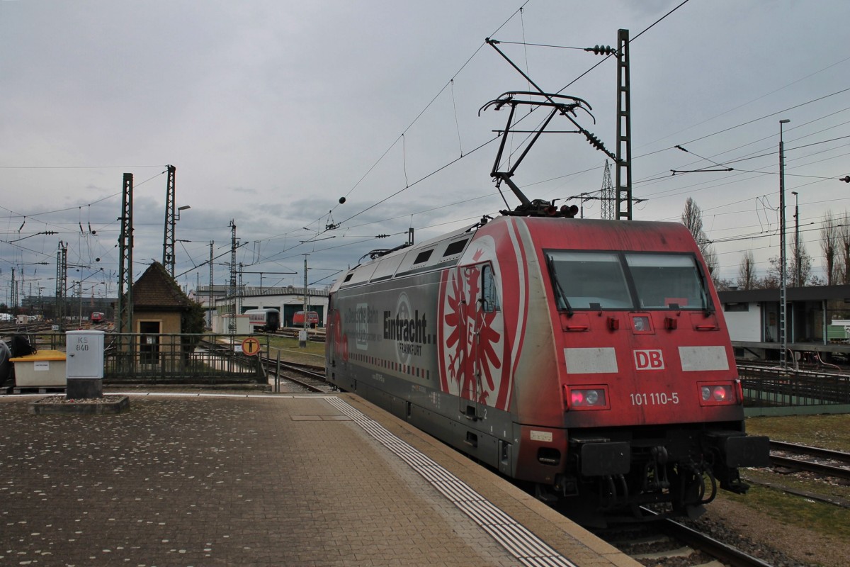 Nachschuss auf die 101 110-5  Eintracht Frankfurt  am 27.02.2014, als sie in ihren verdienten Pause fuhr. Sie brachte kurz zuvor den EC 9 (Hamburg-Altona - Zürich HB) nach Basel SBB und wird am Abend mit dem CN 458 wieder von Basel nach Berlin fahren.