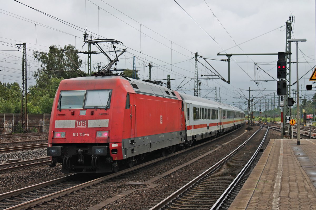 Nachschuss auf 101 115-4, als diese am Nachmittag des 06.07.2019 ihren InterCity aus dem Bahnhof von Hamburg Harburg in Richtung Maschen schob.