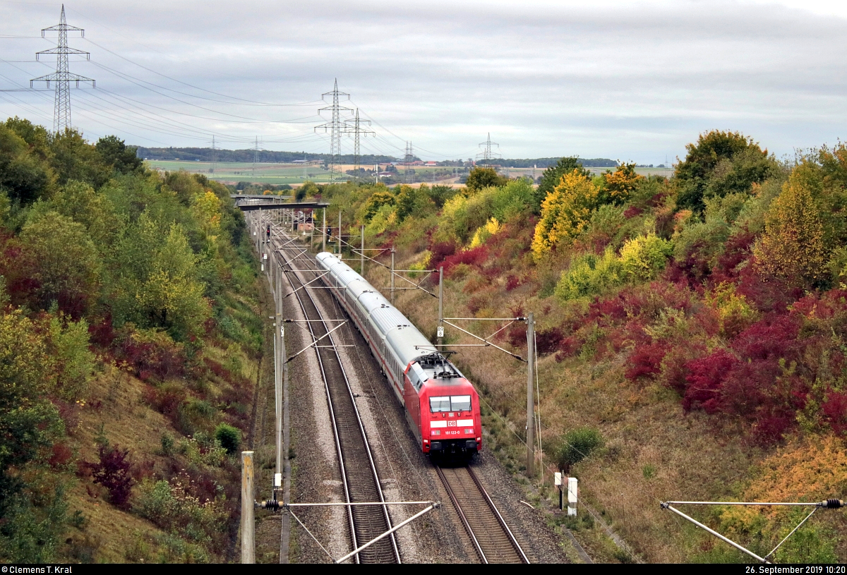 Nachschuss auf 101 122-0 als IC 1296 (Linie 62) von Salzburg Hbf (A) nach Frankfurt(Main)Hbf (D), der bei Markgröningen bzw. Schwieberdingen auf der Schnellfahrstrecke Mannheim–Stuttgart (KBS 770) fährt.
Aufgenommen von einer Brücke.
[26.9.2019 | 10:20 Uhr]