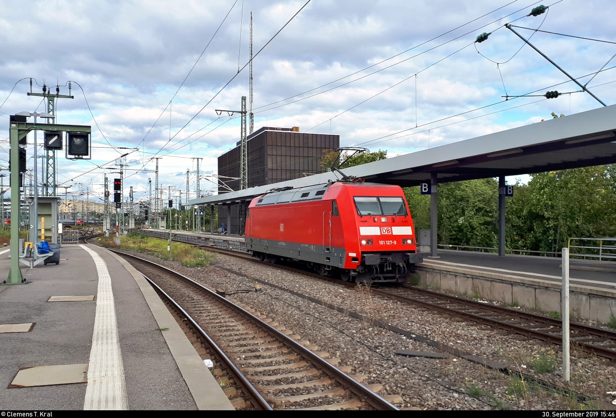 Nachschuss auf 101 127-9, die von Gleis 15 in die Abstellgruppe von Stuttgart Hbf fährt.
Die Lok war vorher mit den Wagen des IC 2013  Allgäu  (Linie 32) von Dortmund Hbf nach Oberstdorf unterwegs, der ab hier mit zwei 218 verkehrt.
(Smartphone-Aufnahme)
[30.9.2019 | 15:46 Uhr]