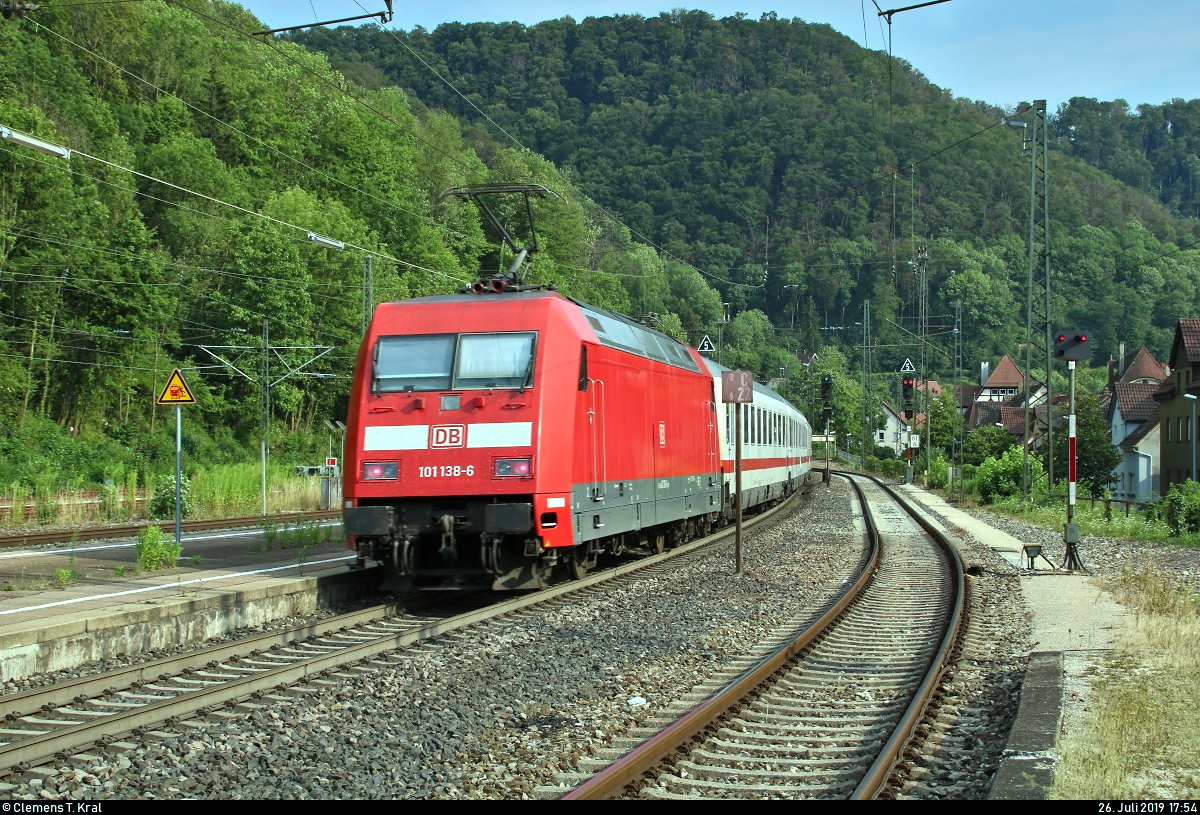 Nachschuss auf 101 138-6 und 120 108-6 als verspäteter IC 1269 (Linie 60) von Karlsruhe Hbf nach Salzburg Hbf (A), der den Bahnhof Geislingen(Steige) auf der Bahnstrecke Stuttgart–Ulm (Filstalbahn | KBS 750) durchfährt.
Aufgenommen am Ende des Bahnsteigs 1.
[26.7.2019 | 17:54 Uhr]