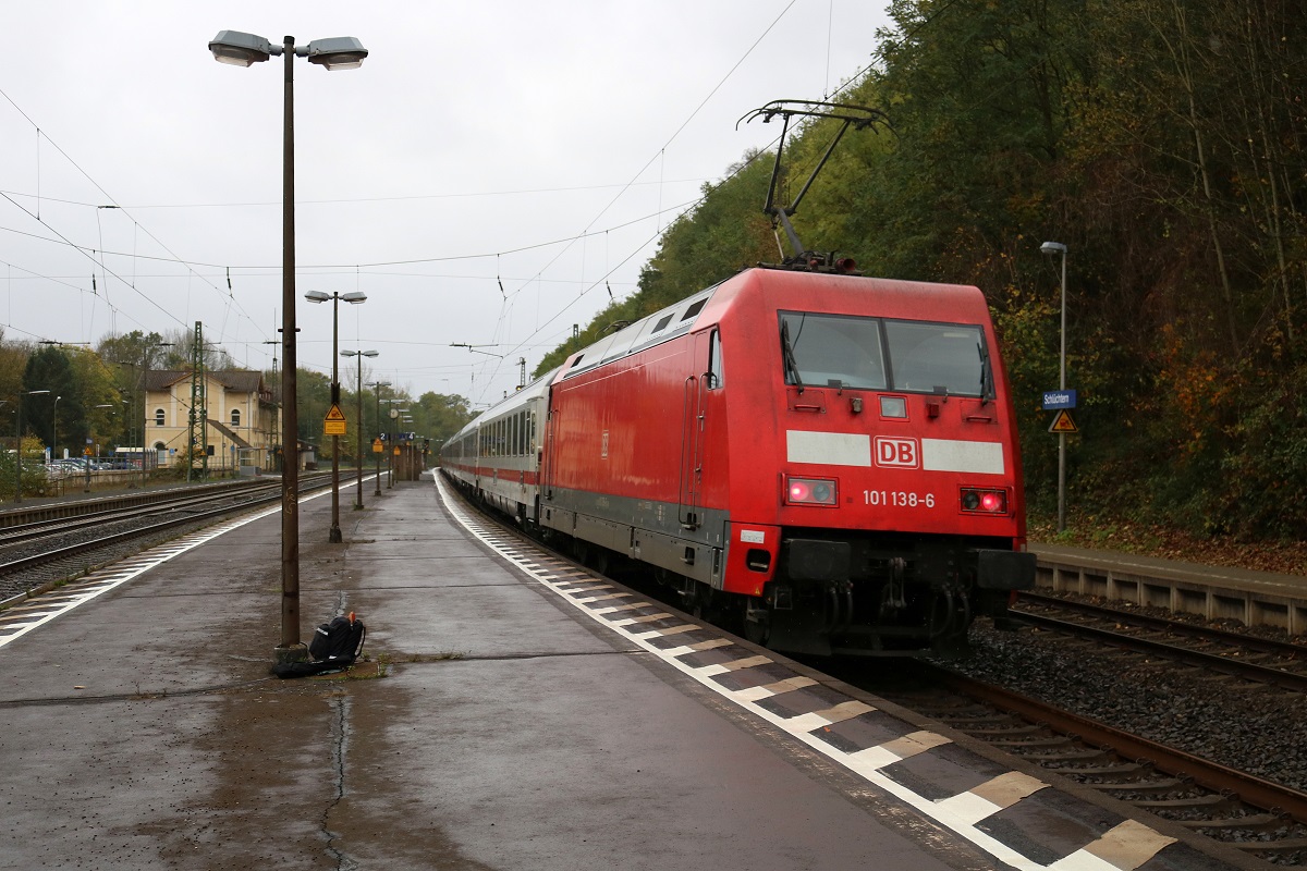 Nachschuss auf 101 138-6 als unbekannter IC, der den Bahnhof Schlüchtern auf der Bahnstrecke Fulda–Hanau (Kinzigtalbahn | KBS 615) auf Gleis 4 Richtung Hanau durchfährt. [22.10.2017 | 12:54 Uhr]