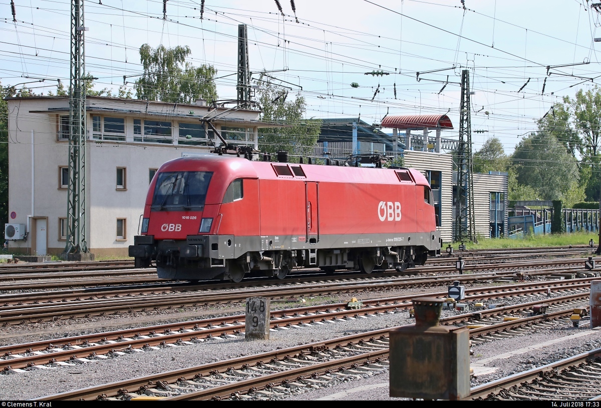 Nachschuss auf 1016 026-7 (Siemens ES64U2) ÖBB, die im Bahnhof Singen(Hohentwiel) vor dem elektromechanischen Stellwerk Sf des Fahrdienstleiters (Fdl) rangiert.
Aufgenommen am Ende des Bahnsteigs 1.
[14.7.2018 | 17:33 Uhr]
