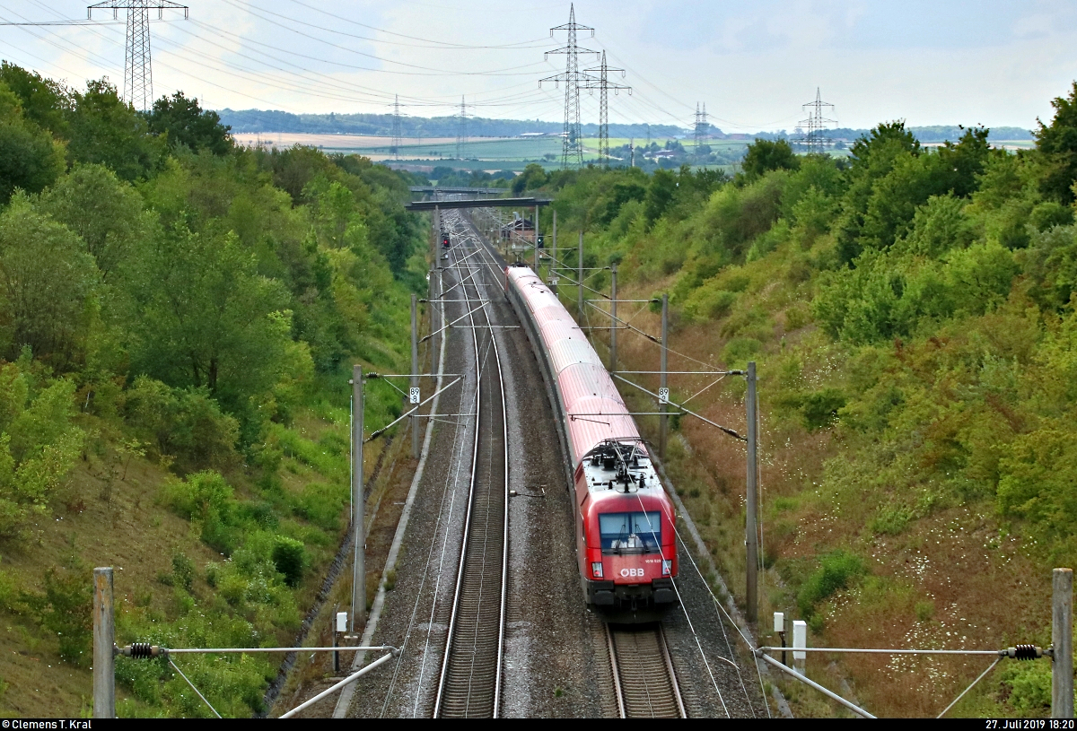 Nachschuss auf 1016 029-1 und 1116 132-2 (Siemens ES64U2) ÖBB als EC 112  Blauer Enzian  (Linie 62) von Klagenfurt Hbf (A) nach Frankfurt(Main)Hbf (D), die bei Markgröningen bzw. Schwieberdingen auf der Schnellfahrstrecke Mannheim–Stuttgart (KBS 770) fahren.
Aufgenommen von einer Brücke.
[27.7.2019 | 18:20 Uhr]