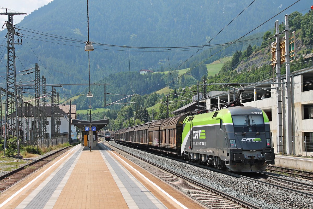 Nachschuss auf 1016 036  CAT , als diese am Morgen des 03.07.2018 einen langen und schweren Papierzug aus Schweden, welcher von 1016 026 und 1116 269 bespannt war, durch den Bahnhof von Matrei am Brenner gen Steinach in Tirol schob.