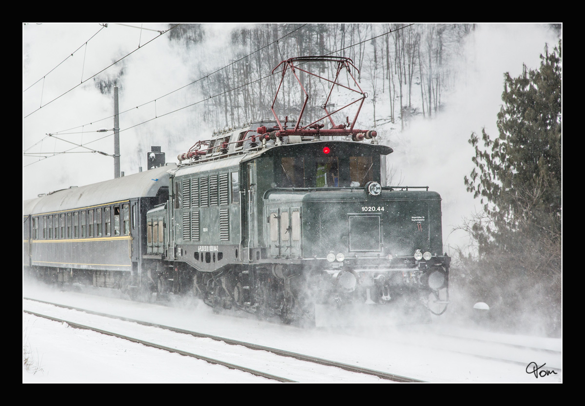 Nachschuss auf die 1020.44 welche den Sdz 14276  Winterdampf am Semmering  von Wien FJB nach Mürzzuschlag nachschiebt.  
Schlöglmühl  6_1_2017