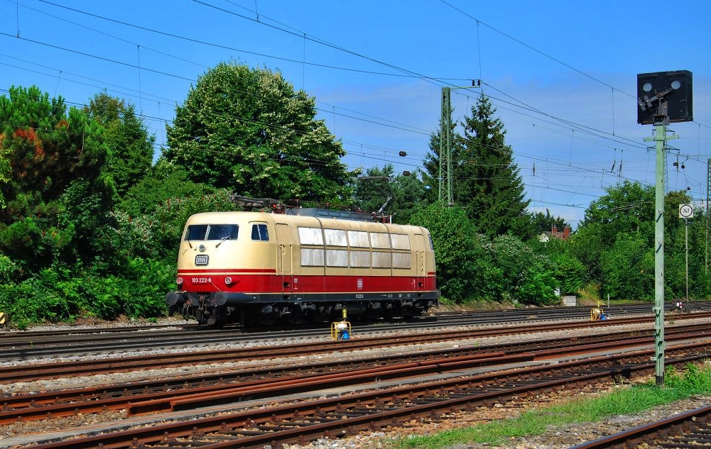 Nachschuss auf 103 222-6 am 12.08.2013 als MessTfzf 92108 bei der Durchfahrt in Haltingen gen Freiburg.