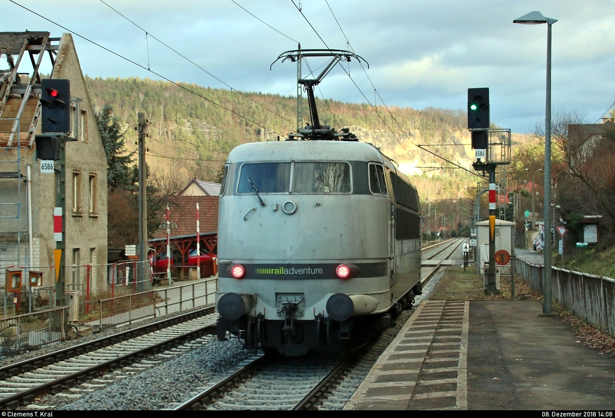 Nachschuss auf 103 222-6 der RailAdventure GmbH als Tfzf von Dresden-Neustadt nach Bad Schandau, die den Hp Stadt Wehlen(Sachs) auf der Bahnstrecke Děčín–Dresden-Neustadt (Elbtalbahn | KBS 247) durchfährt. An ihrem Ziel wird sie dann eine Überführung starten.
[8.12.2018 | 14:08 Uhr]