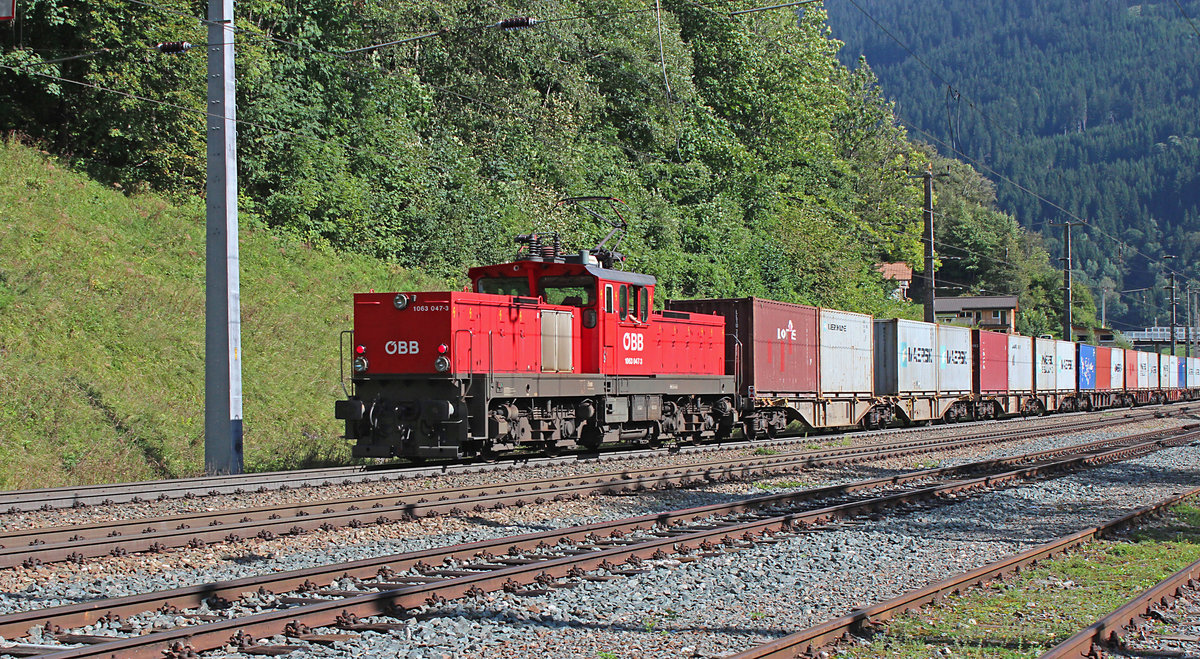 Nachschuß auf die 1063 047-3 die den Containerzug am 06.09.2016 die Westrampe der Arlbergbahn hinauf fährt. Hier durchfahren sie Dalaas.