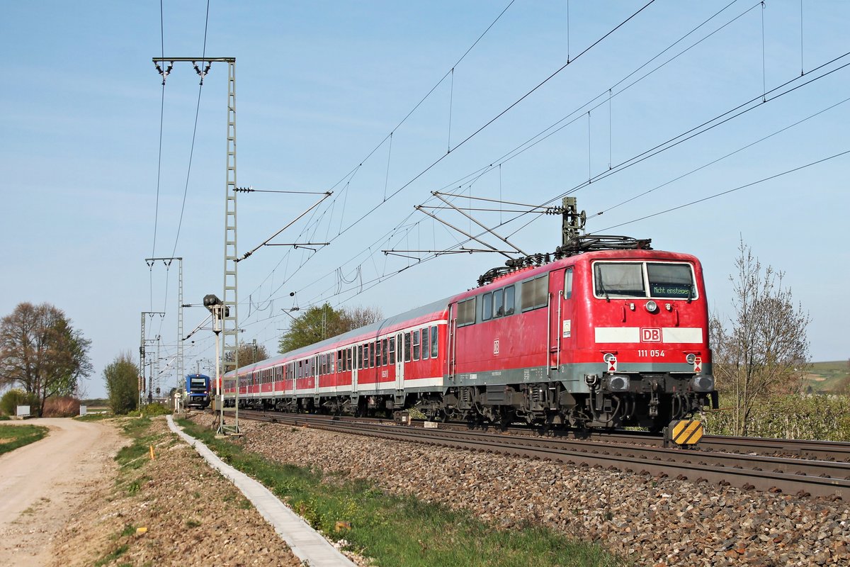 Nachschuss auf 111 054, welche am 06.04.2017 am Zugschluss von einer RB (Basel Bad Bf - Offenburg) hing, die von 146 116-9 als Stw.-Ersatz gezogen wurde. Hier befindet sich der Zug nördlich von Müllheim (Baden) und fuhr gen Freiburg (Breisgau).