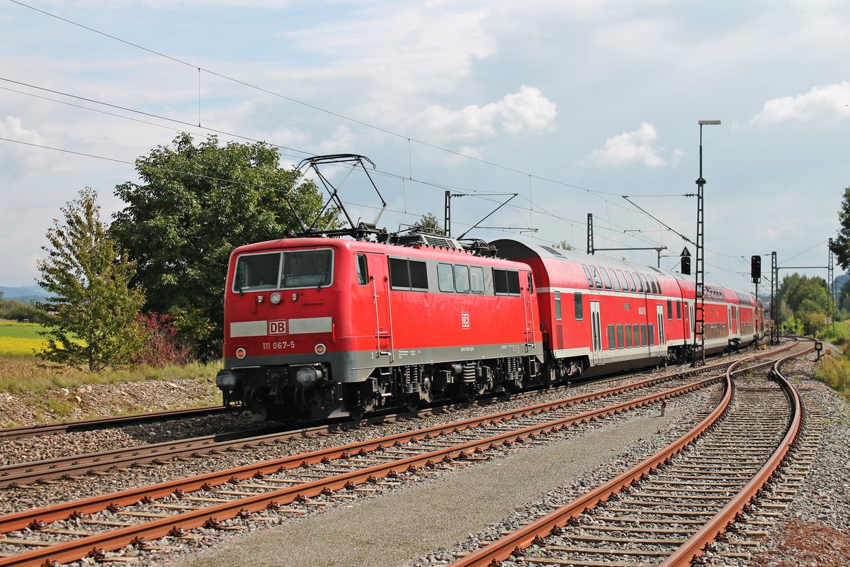 Nachschuss auf 111 067-5, als diese am Mittag des 20.09.2017 ihren RE (Stuttgart Hbf - Singen (Hohentwiel)) durch den Bahnhof von Welschingen-Neuhausen gen Süden schob.