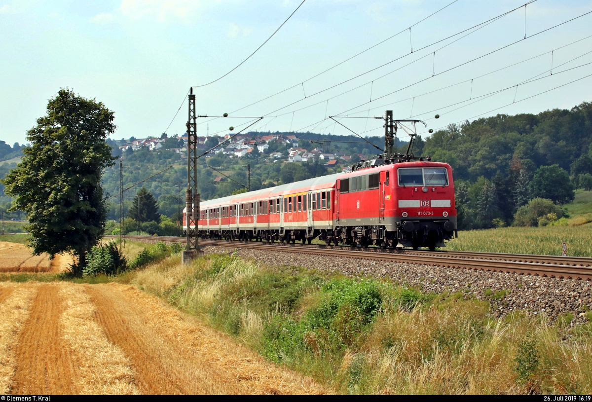 Nachschuss auf 111 073-3 von DB Regio Baden-Württemberg als RB 19252 von Süßen nach Esslingen(Neckar), die in Uhingen auf der Bahnstrecke Stuttgart–Ulm (Filstalbahn | KBS 750) fährt.
(Neubearbeitung)
[26.7.2019 | 16:19 Uhr]
