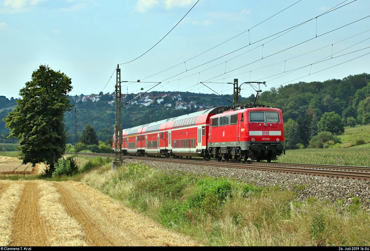 Nachschuss auf 111 076-6 von DB Regio Baden-Württemberg als RB 19250 von Ulm Hbf nach Stuttgart Hbf, die in Uhingen auf der Bahnstrecke Stuttgart–Ulm (Filstalbahn | KBS 750) fährt.
[26.7.2019 | 16:04 Uhr]