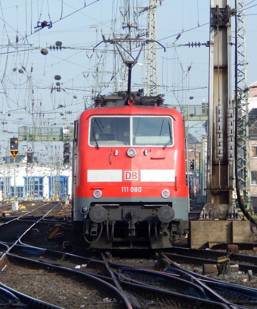 Nachschuss auf 111 080 welche ihren RE7 in Richtung Dormagen nach Krefeld schiebt.

Köln 28.03.2015