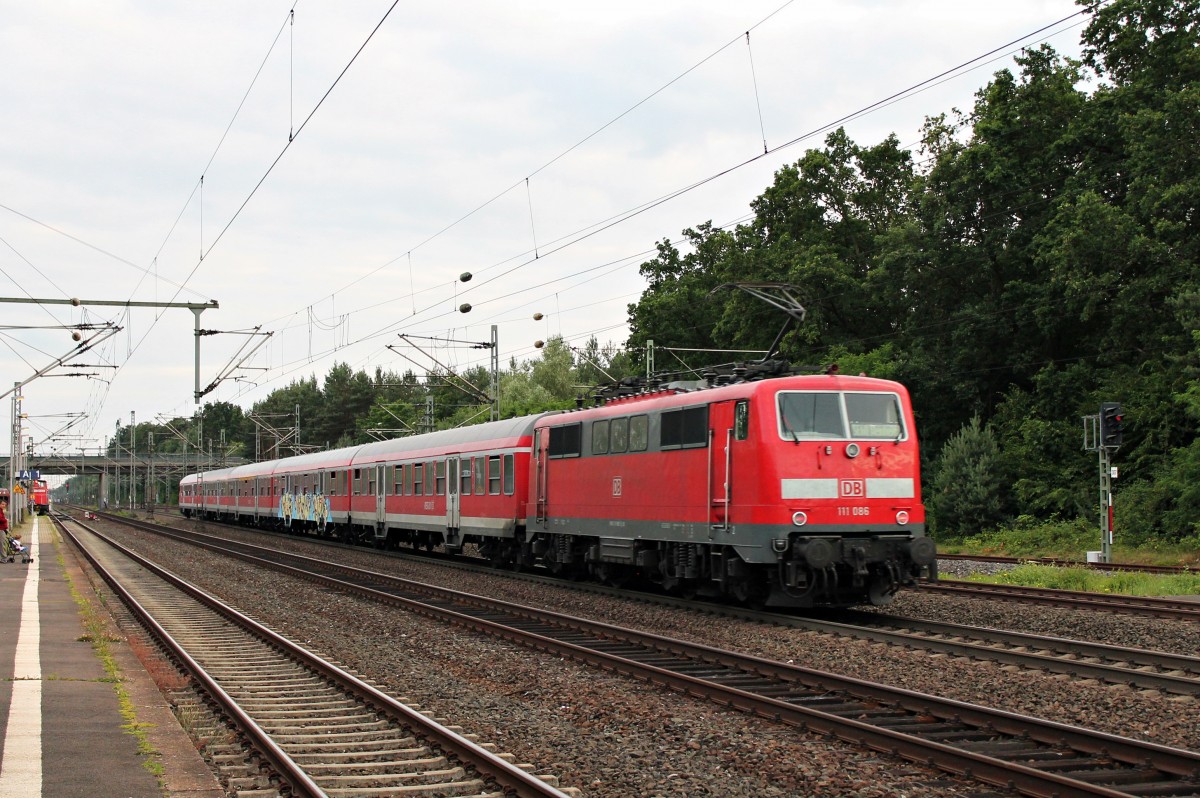 Nachschuss auf 111 086 am 20.06.2014 als sie durch Neu Isenburg als SE nach Weinheim fuhr.