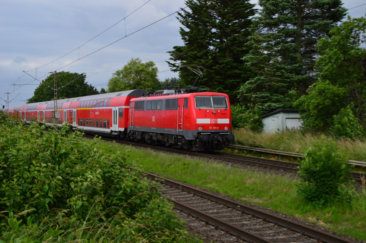 Nachschuß auf die 111 101-2 mit einem RE4 nach Dortmund in Herrath. 23.6.2015