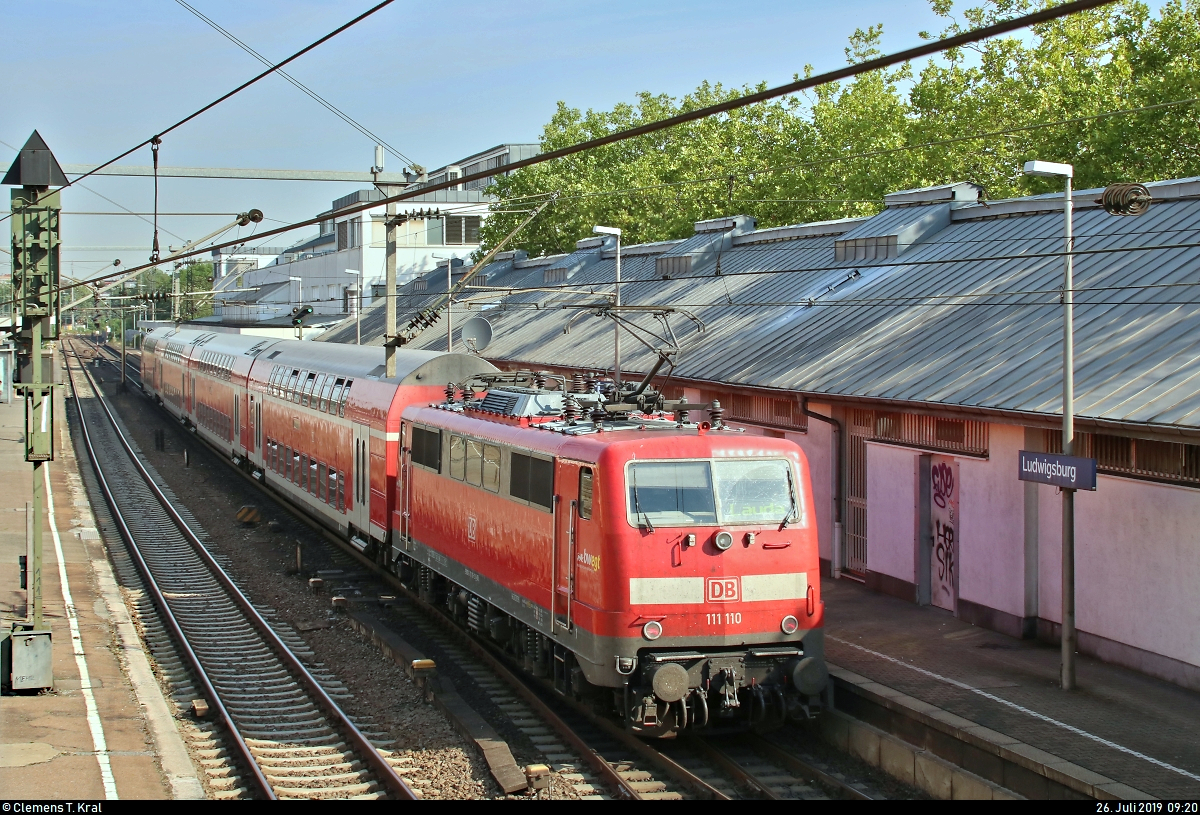 Nachschuss auf 111 110-3 von DB Regio Baden-Württemberg als RE 19060 von Stuttgart Hbf nach Lauda, der den Bahnhof Ludwigsburg auf Gleis 1 erreicht.
Aufgenommen von der Fußgängerbrücke.
[26.7.2019 | 9:20 Uhr]