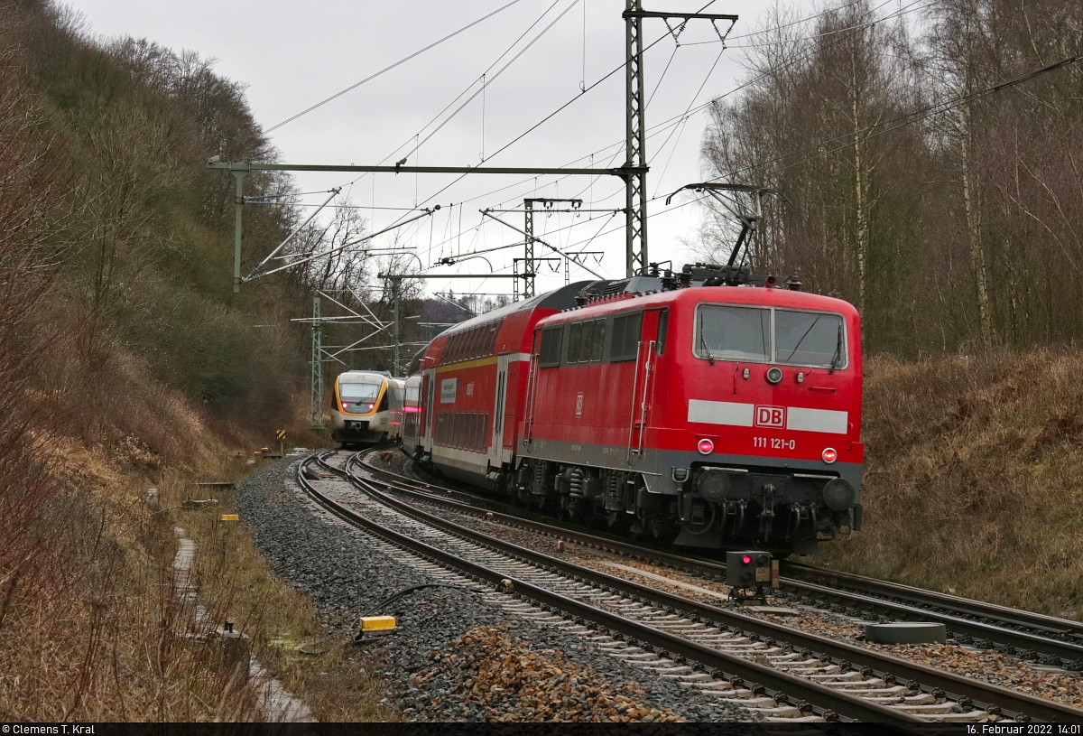 Nachschuss auf 111 121-0, die die drei Dostos aus dem Gebrauchtzug-Bestand in den Bahnhof Altenbeken schiebt.
Nebenan steht 643 102-6 (VT 2.02a | Bombardier Talent) zum Wenden.

🧰 DB Gebrauchtzug (DB Regio NRW) | Centralbahn GmbH
🚝 RE 31309 (RE11) Essen Hbf–Kassel-Wilhelmshöhe
🕓 16.2.2022 | 14:01 Uhr