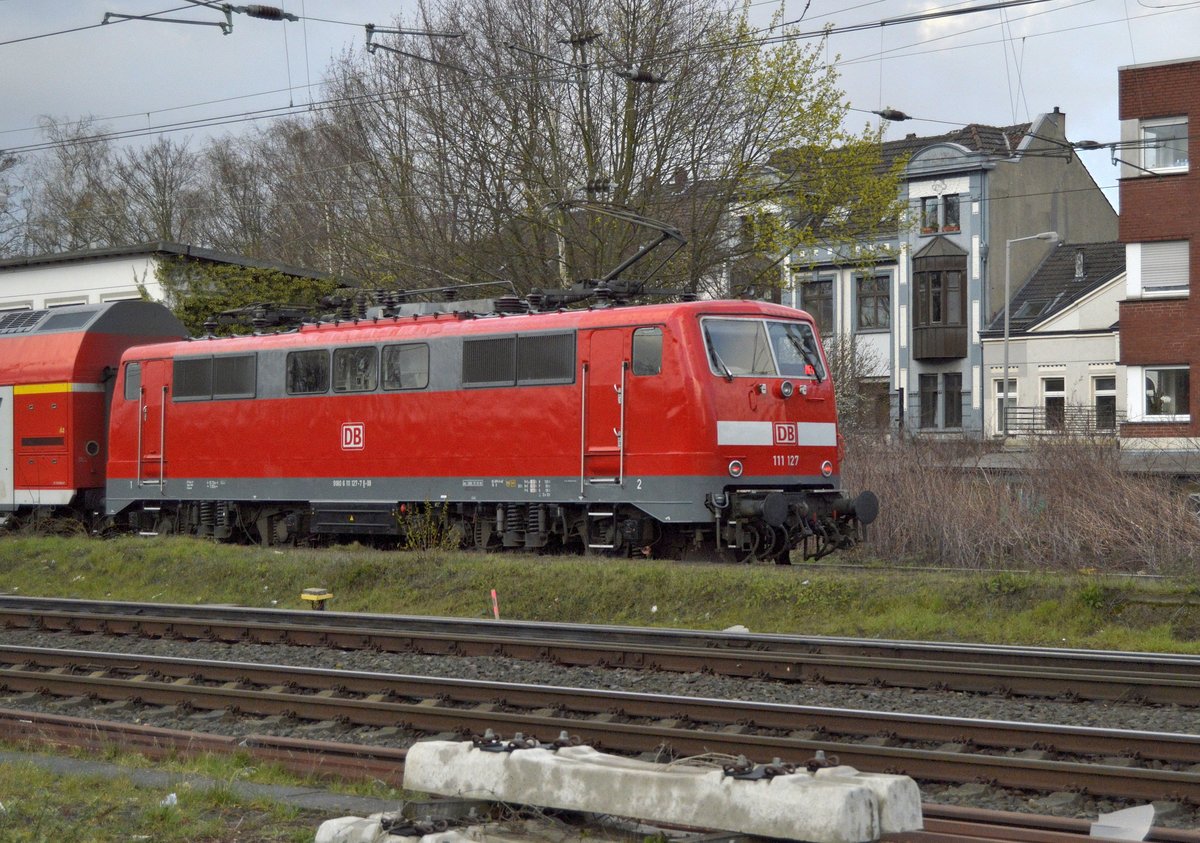 Nachschuß auf die 111 127 schiebend an einem RE 4 nach Dortmund in Rheydt Hbf bei der Einfahrt. 25.3.2019