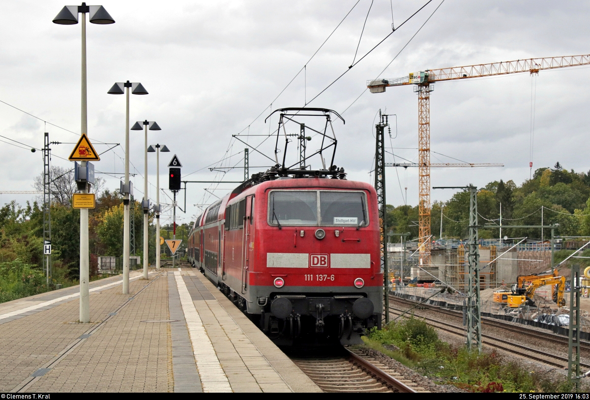 Nachschuss auf 111 137-6 von DB Regio Baden-Württemberg als RE 22038 von Tübingen Hbf nach Stuttgart Hbf, der den Bahnhof Stuttgart Neckarpark auf der Bahnstrecke Stuttgart–Ulm (Filstalbahn | KBS 750) durchfährt.
[25.9.2019 | 16:03 Uhr]