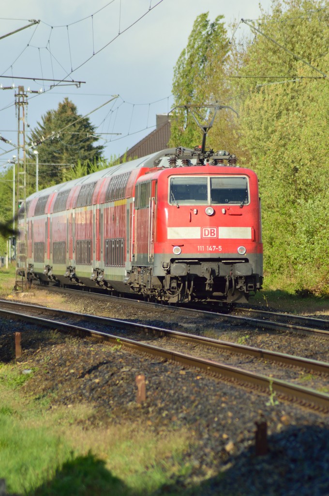 Nachschuß auf die 111 147-5 mit ihrem RE4 Zug nach Dortmund in Herrath.
Zehn Minuten zuvor hat es hier noch wie aus Eimern geschüttet. 14.4.2014