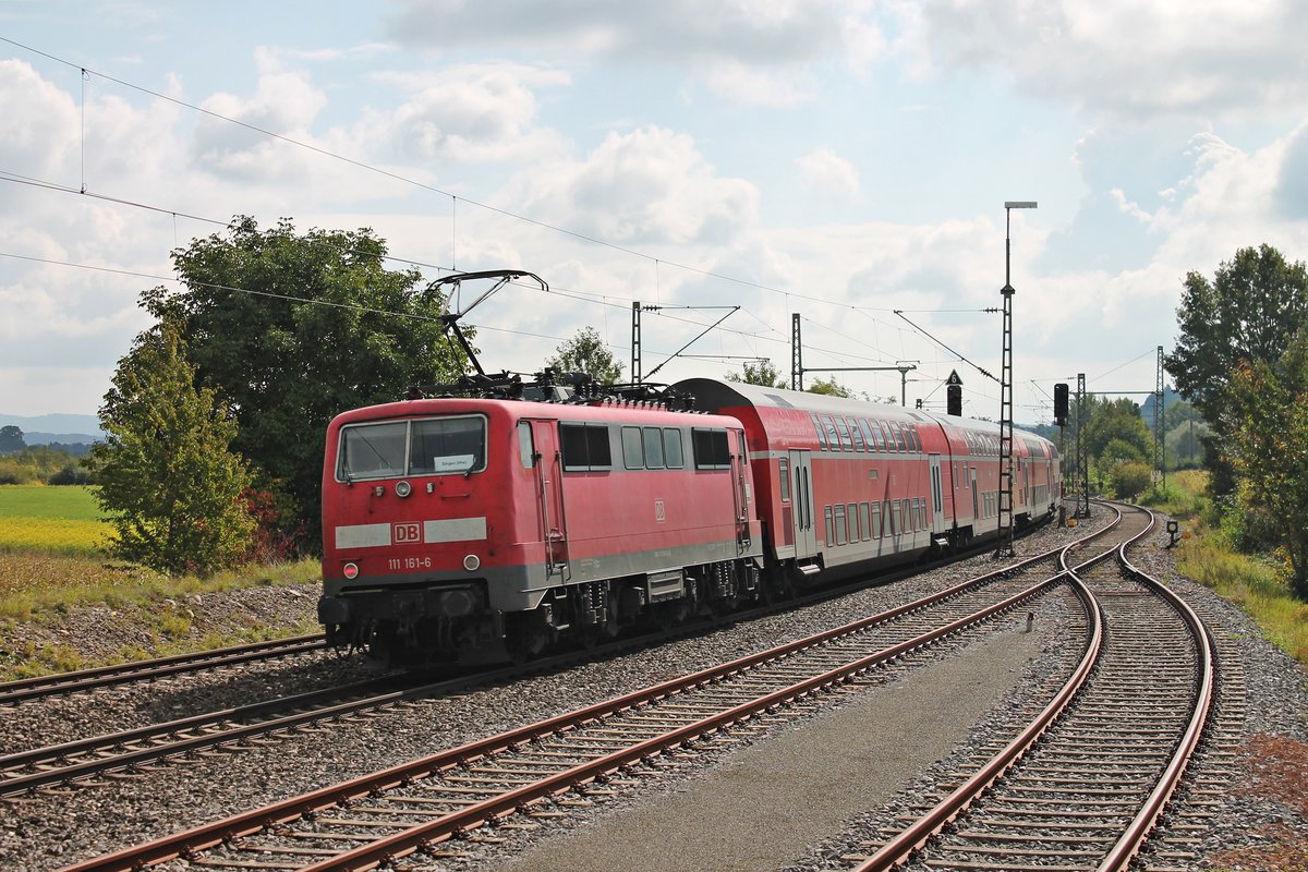 Nachschuss auf 111 161-6, als diese am Vormittag des 20.09.2017 als RE von Stuttgart Hbf nach Singen (Hohentwiel) unterwegs war und hier in Welschingen-Neuhausen in Richtung Zielbahnhof schob.