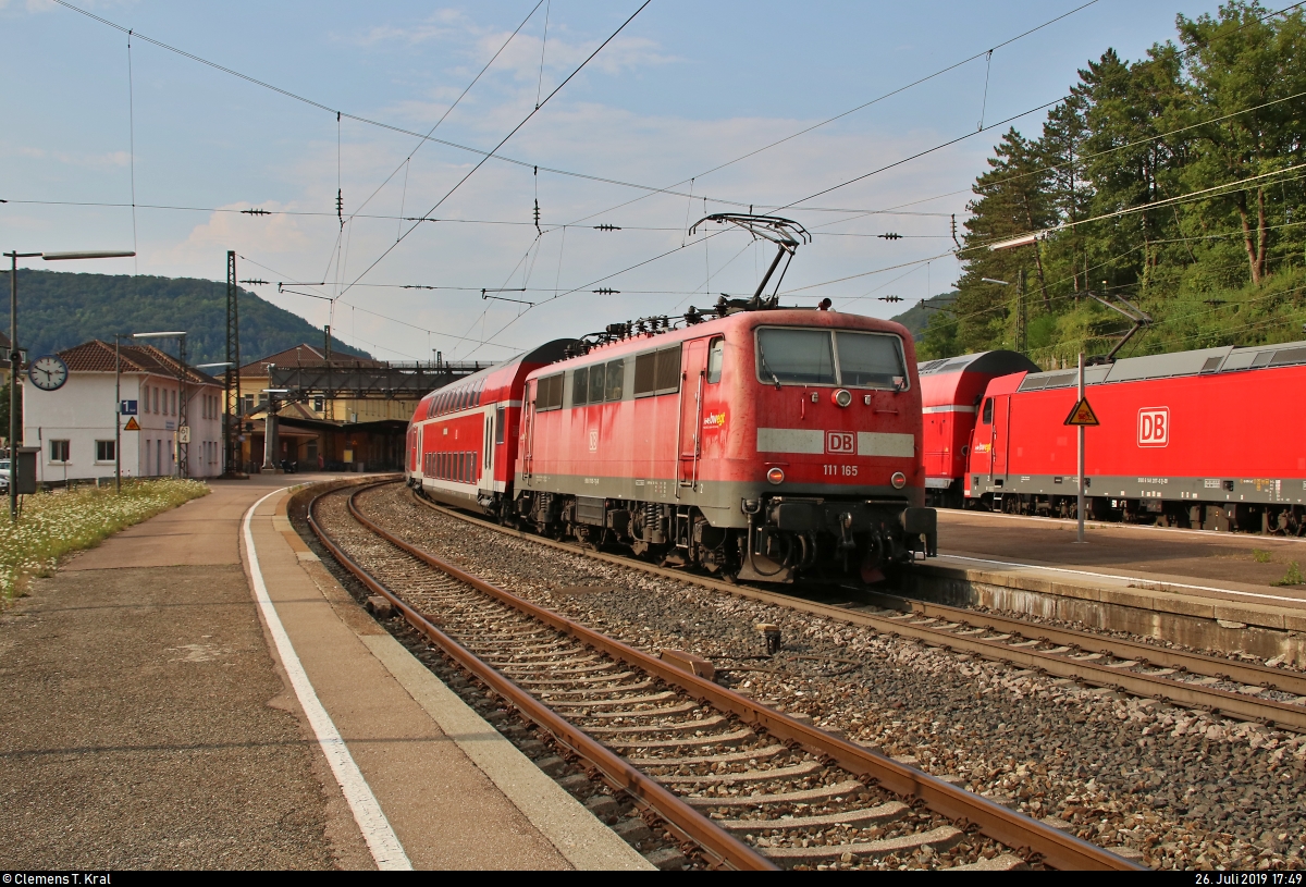 Nachschuss auf 111 165-7 von DB Regio Baden-Württemberg als verspäteter RE 4226 von Lindau Hbf nach Stuttgart Hbf, der den Bahnhof Geislingen(Steige) auf der Bahnstrecke Stuttgart–Ulm (Filstalbahn | KBS 750) erreicht.
[26.7.2019 | 17:49 Uhr]