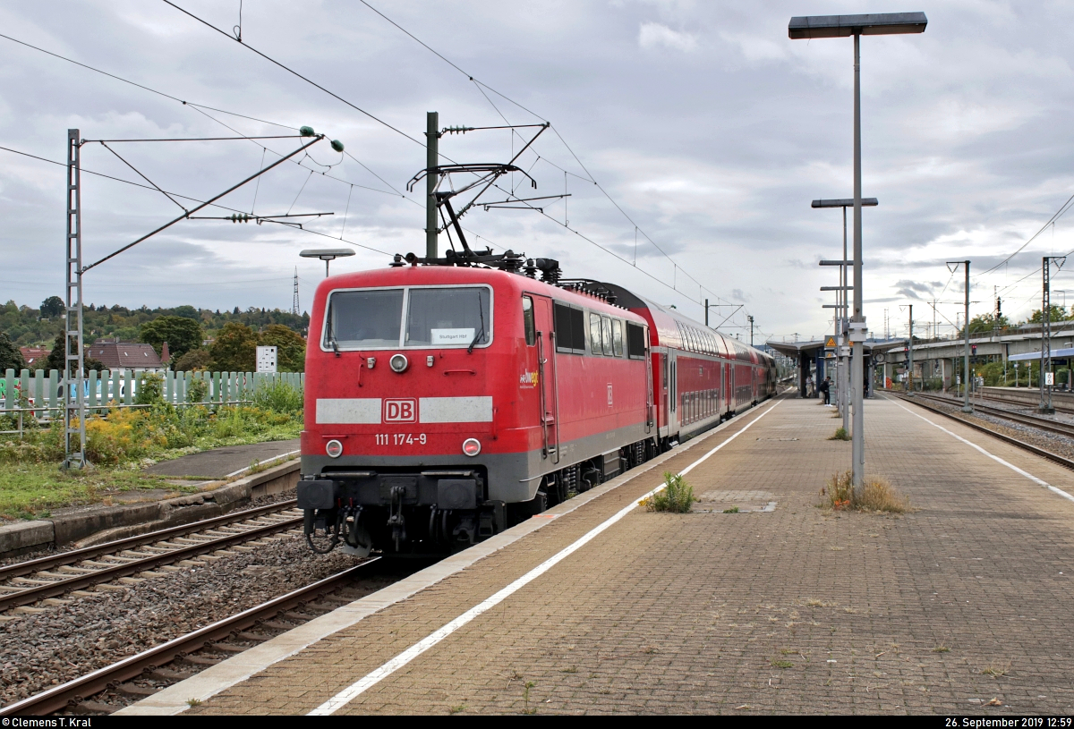 Nachschuss auf 111 174-9 von DB Regio Baden-Württemberg als verspäteter RE 1???? von Würzburg Hbf nach Stuttgart Hbf, der den Bahnhof Stuttgart-Zuffenhausen auf Gleis 5 durchfährt.
[26.9.2019 | 12:59 Uhr]