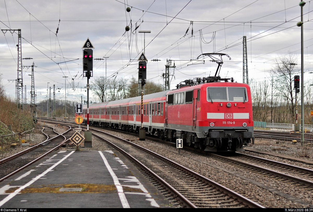 Nachschuss auf 111 174-9 von DB Regio Baden-Württemberg als RE 81780 (RE90) von Nürnberg Hbf nach Stuttgart Hbf, ersatzweise für die noch nicht einsatzbereiten Stadler FLIRT 3 XL der Go-Ahead Baden-Württemberg GmbH (GABW), der den Bahnhof Backnang auf Gleis 3 verlässt.
[11.3.2020 | 8:39 Uhr]
