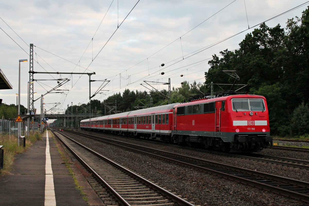 Nachschuss auf 111 190 am 20.06.2014 bei der Druchfahrt in Neu Isenburg.