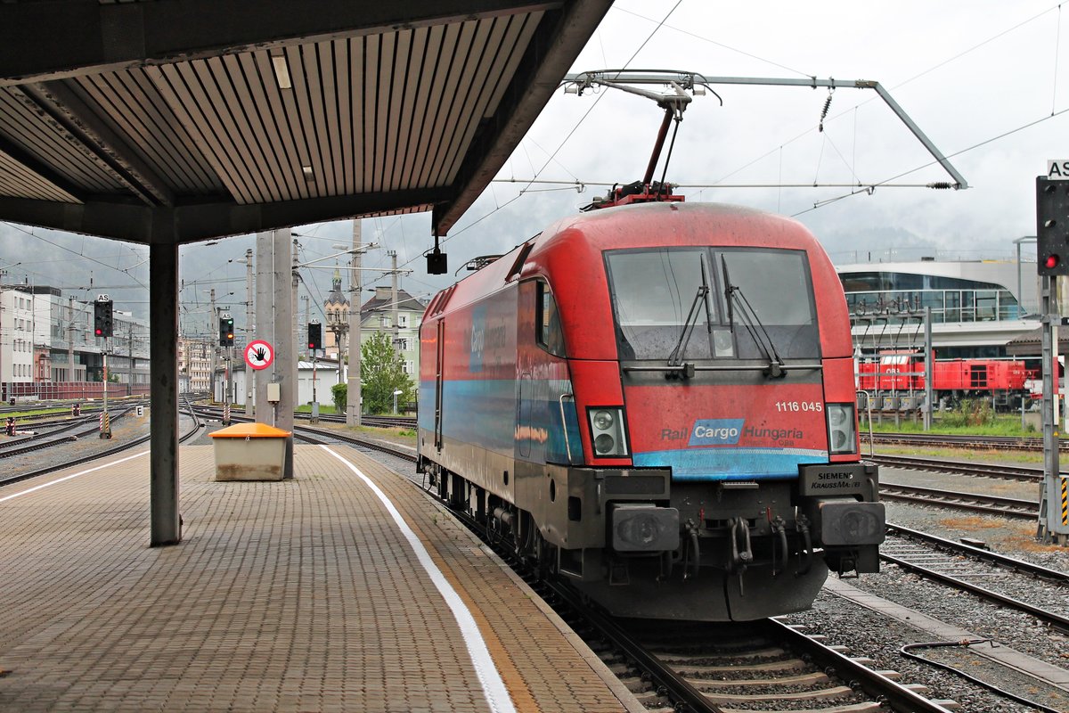 Nachschuss auf 1116 045  Rail Cargo Hungaria , als diese am 06.07.2018 auf Gleis 7 im Innsbrucker Hauptbahnhof ans Signal vorrückte, um später nach einer Ausfahrt eines RailJet´s in Richtung Abstellgleis zu rangieren. Zuvor brachte sie zusammen mit 1116 267 den EC 163  Transalpin  (Zürich HB - Graz Hbf) von der Schweizer Grenze nach Tirol.