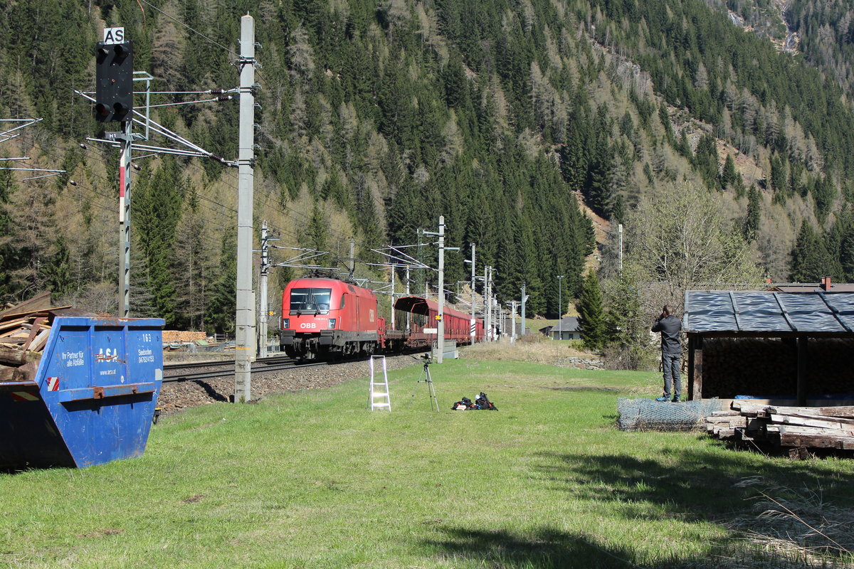 Nachschuss auf die 1116 171 die am 20.4.2016 die ASTB9612 von Mallnitz-Obervellach nach Böckstein schiebt hier bei der ehemaligen Haltestelle Tauerntunnel.
Auf den wackeligen Eisengittern ein Fotografen-/Arbeitskollege und natürlich dürfen zwei mit Verpflegung volle Rucksäcke nicht fehlen.