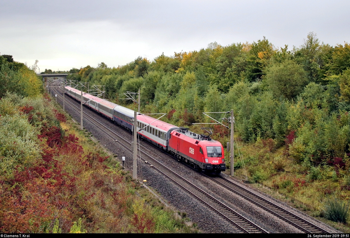 Nachschuss auf 1116 174-4 (Siemens ES64U2) ÖBB mit Zuglok 1116 158-7, mit Werbung für die Sterneaktion  Licht ins Dunkel , als EC 113  Blauer Enzian  (Linie 62) von Frankfurt(Main)Hbf nach Klagenfurt Hbf (A), der bei Markgröningen bzw. Schwieberdingen auf der Schnellfahrstrecke Mannheim–Stuttgart (KBS 770) fährt.
Aufgenommen von einer Brücke.
[26.9.2019 | 9:51 Uhr]