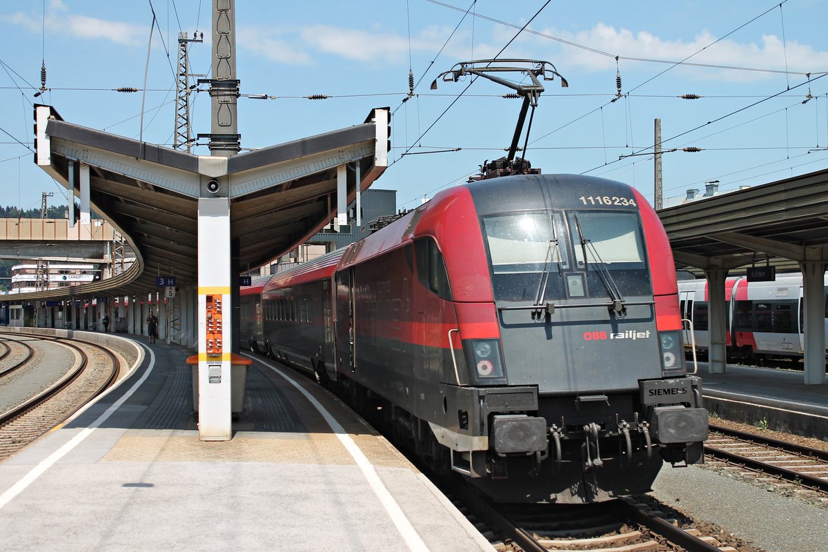 Nachschuss auf 1116 234, als diese am 02.07.2018 mit ihrem RailJet nach Wien Flughafen durch den Bahnhof von Kufstein in Richtung Rosenheim fuhr.