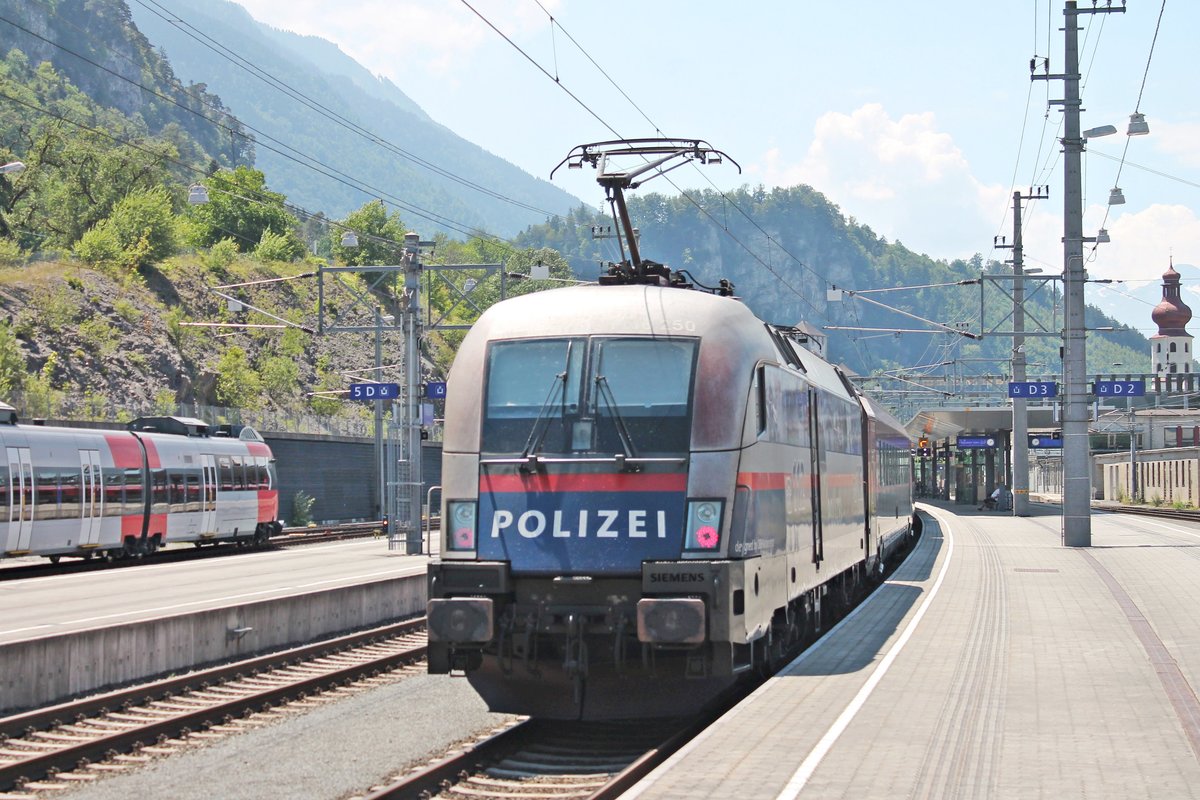 Nachschuss auf 1116 250  Polizei , als diese am Mittag des 30.06.2018 ihren RJ 869 (Bregenz - Wien Flughafen) in den Bahnsteig vom Bahnhof in Feldkirch schob.