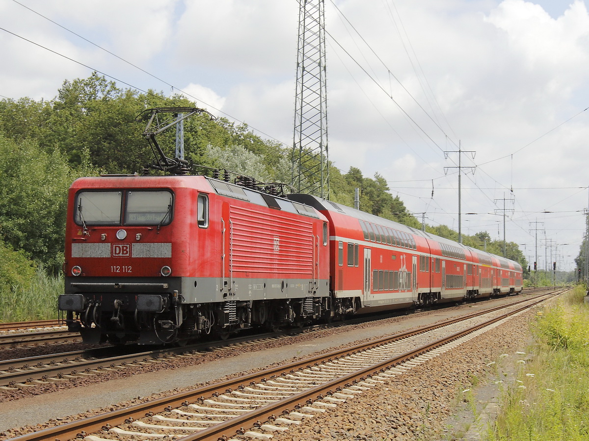 Nachschuss auf 112 112 mit dem RE 5 nach Wünsdorf-Waldstadt  am 17. Juli 2019 auf dem südlichen Berliner Außenring bei Diedersdorf. 

