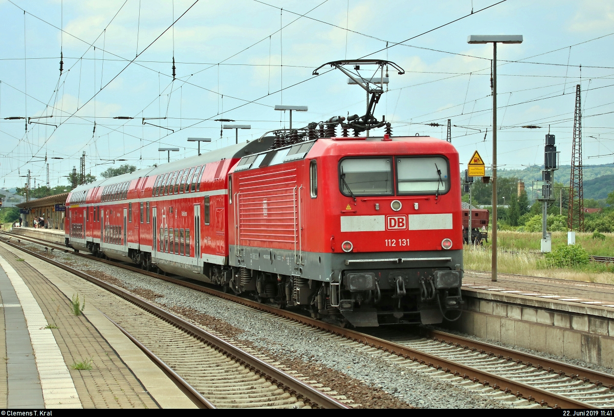 Nachschuss auf 112 131 der Elbe-Saale-Bahn (DB Regio Südost) als RE 4887 (RE18) von Halle(Saale)Hbf nach Jena-Göschwitz, der Naumburg(Saale)Hbf auf Gleis 2 erreicht.
[22.6.2019 | 11:41 Uhr]
