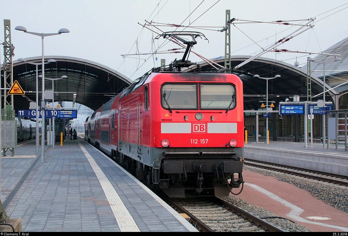 Nachschuss auf 112 157 der Elbe-Saale-Bahn (DB Regio Südost) als RE 16331 (RE30) von Magdeburg Hbf, der seinen Endbahnhof Halle(Saale)Hbf auf Gleis 10 E-G im Abendlicht erreicht. Normalerweise verkehren auf dieser Linie BR 146.0. [25.3.2018 | 18:48 Uhr]