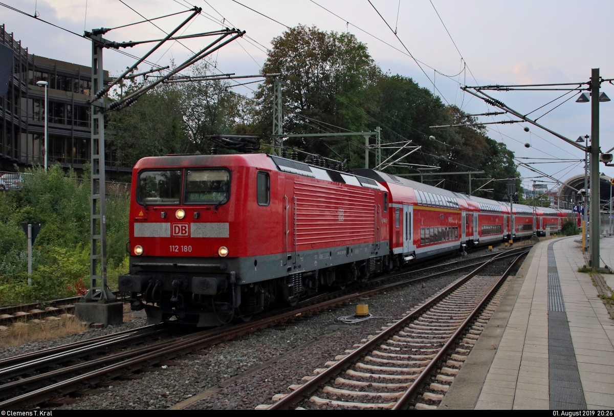 Nachschuss auf 112 180-5 von DB Regio Schleswig-Holstein (DB Regio Nord), die RE 21035 (RE70) nach Hamburg Hbf im Startbahnhof Kiel Hbf auf Gleis 5 bereitstellt.
[1.8.2019 | 20:26 Uhr]
