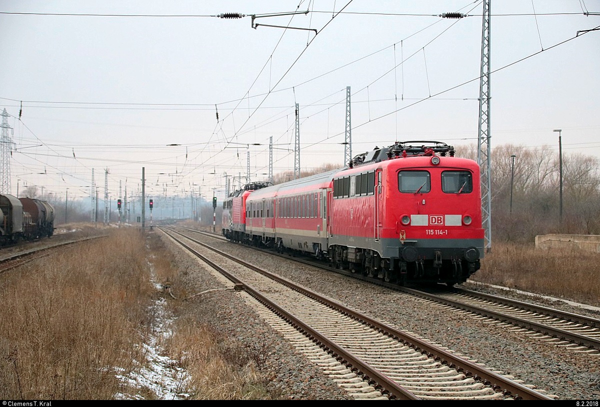 Nachschuss auf 115 114-1 DB mit Zuglok 115 509-2  80 Jahre Auto im Zug  als PbZ 2487 von Leipzig Hbf nach Gutleuthof, der den Bahnhof Angersdorf auf der Bahnstrecke Halle–Hann. Münden (KBS 590) durchfährt. Des Weiteren hängen eine BR 143, ein n- sowie ein Wagen des München-Nürnberg-Express am Haken. [8.2.2018 | 15:35 Uhr]