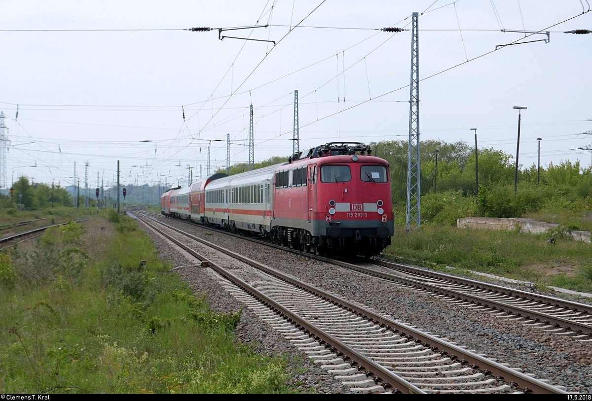Nachschuss auf 115 293-3 DB, die am Schluss des PbZ 2487 von Leipzig Hbf nach München-Pasing Bbf hängt und, gezogen von 120 101-1, den Bahnhof Angersdorf auf der Bahnstrecke Halle–Hann. Münden (KBS 590) durchfährt.
[17.5.2018 | 15:35 Uhr]