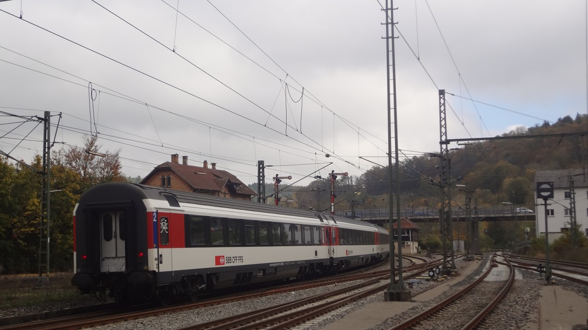 Nachschuss auf den von 115 383 gezogen IC282 im Bahnhof Horb. Oktober 2014. 