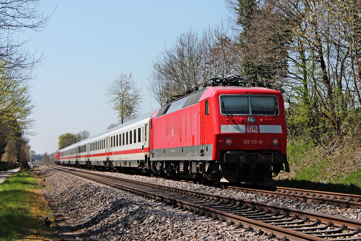 Nachschuss auf 120 113-6, als diese am Nachmittag des 08.04.2020 zusammen mit der 120 120-1 und einer IC-Garnitur von den 218 460-4  Conny  und 218 476-0 als Lr 77758 (Singen (Hohentwiel) - Basel Bad Bf) bei Murg in Richtung Bad Säckingen über die Hochrheinbahn überführt wurden. Zuvor kamen die zwei 120er mit ihrem Zug als Lr 77759 aus Karlsruhe über die Schwarzwaldbahn nach Singen (Hohentwiel).