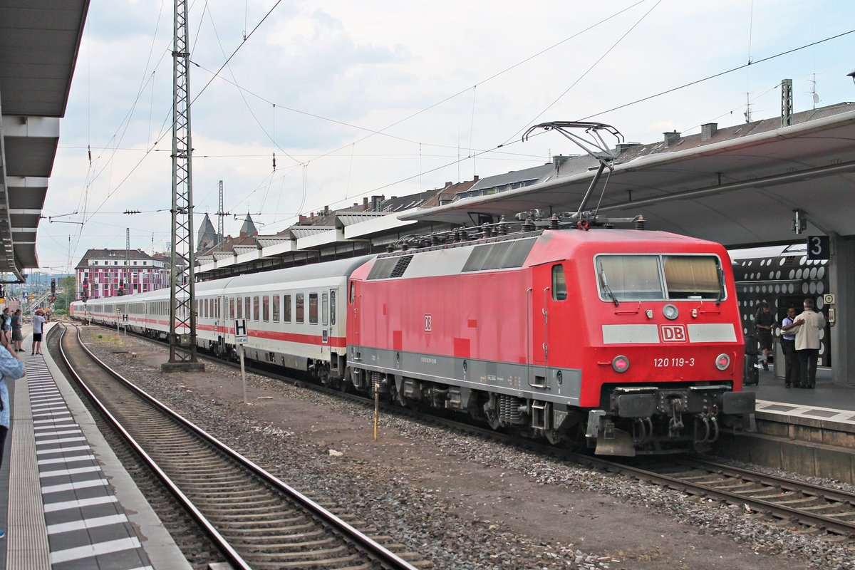 Nachschuss auf 120 119-3, als diese am Nachmittag des 22.06.2019 zusammen mit 120 133-4, welche an der Zugspitze lief, mit dem IC 2022 (Frankfurt (Main) Hbf - Hamburg Altona) aus dem Hauptbahnhof von Koblenz in Richtung Norden fuhr. 