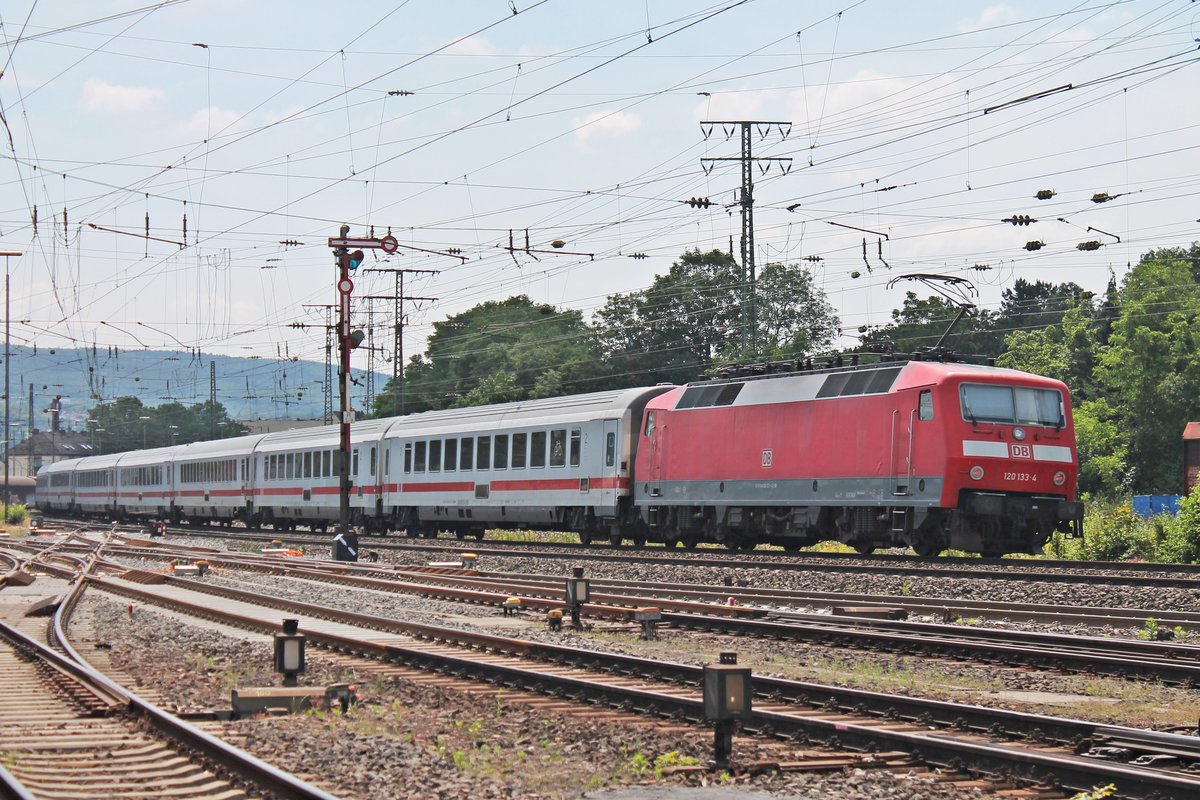 Nachschuss auf 120 133-4, als diese am 22.06.2019 am Zugschluss von einem InterCizy nach Frankfurt (Main) Hbf, welcher von 120 119-3 geführt wurde, hier am DB Museum durch den Rangierbahnhof von Koblenz Lützel gen Hauptbahnhof lief.