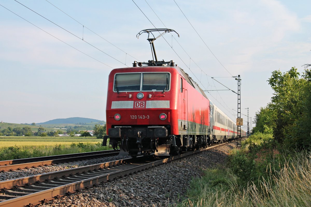 Nachschuss auf 120 143-3 am 11.06.2015, als sie zusammen mit 101 105-5 an der Zugspitze den Leerzug vom IC 2364 (Stuttgart Hbf - Offenburg) südlich von Buggingen nach Basel Bad Bf beförderten.