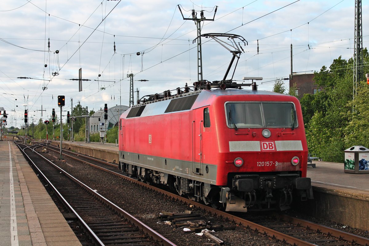 Nachschuss auf 120 157-3 am 26.05.2015, als sie aus dem Bahnhof von Hamburg Altona gen Betriebsbahnhof Hamburg Eidelstedt fuhr.