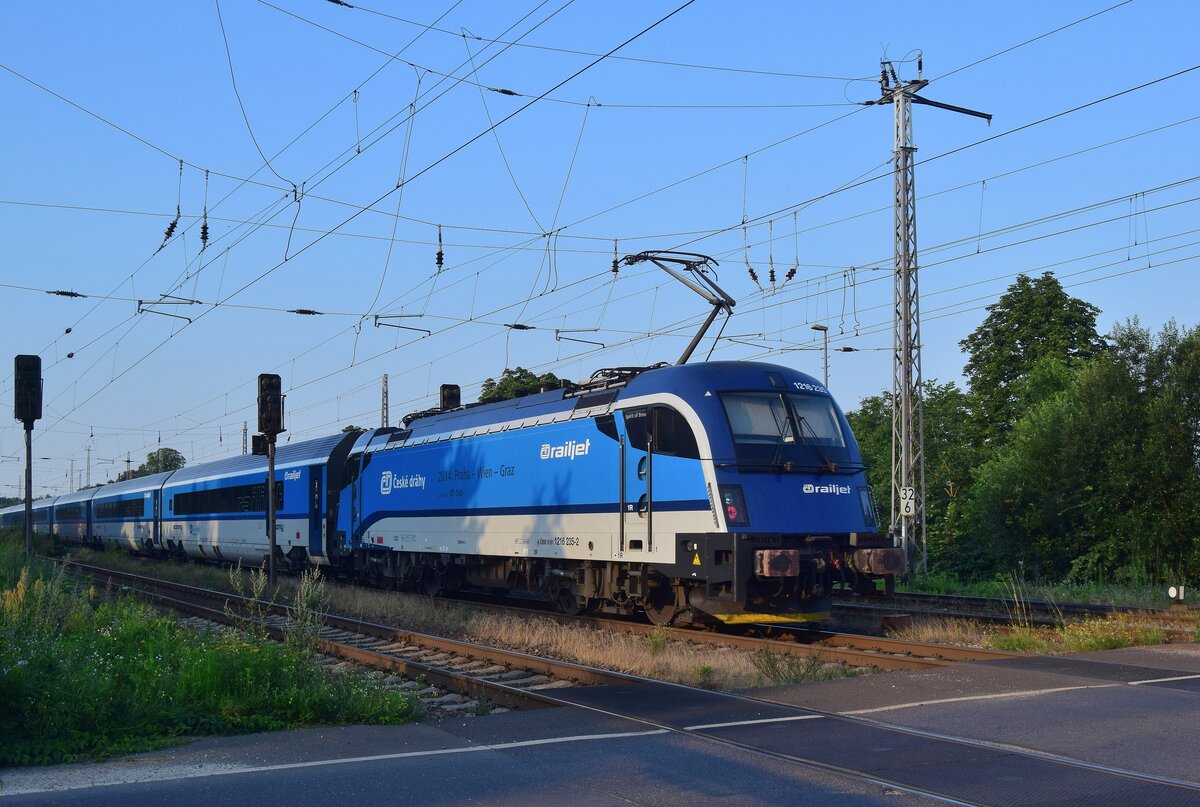 Nachschuss auf 1216 235 mit einer Railjet Garnitur als EC nach Berlin in Zossen.

Zossen 19.07.2020