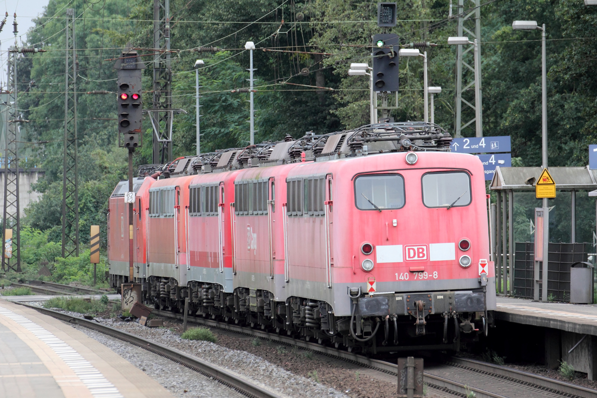 Nachschuss auf 140 799-8,140 327-8,140 716-2 und 140 533-8 mit Zuglok 185 143-5 auf dem Weg zum Verwerter in Recklinghausen-Süd 4.9.2020