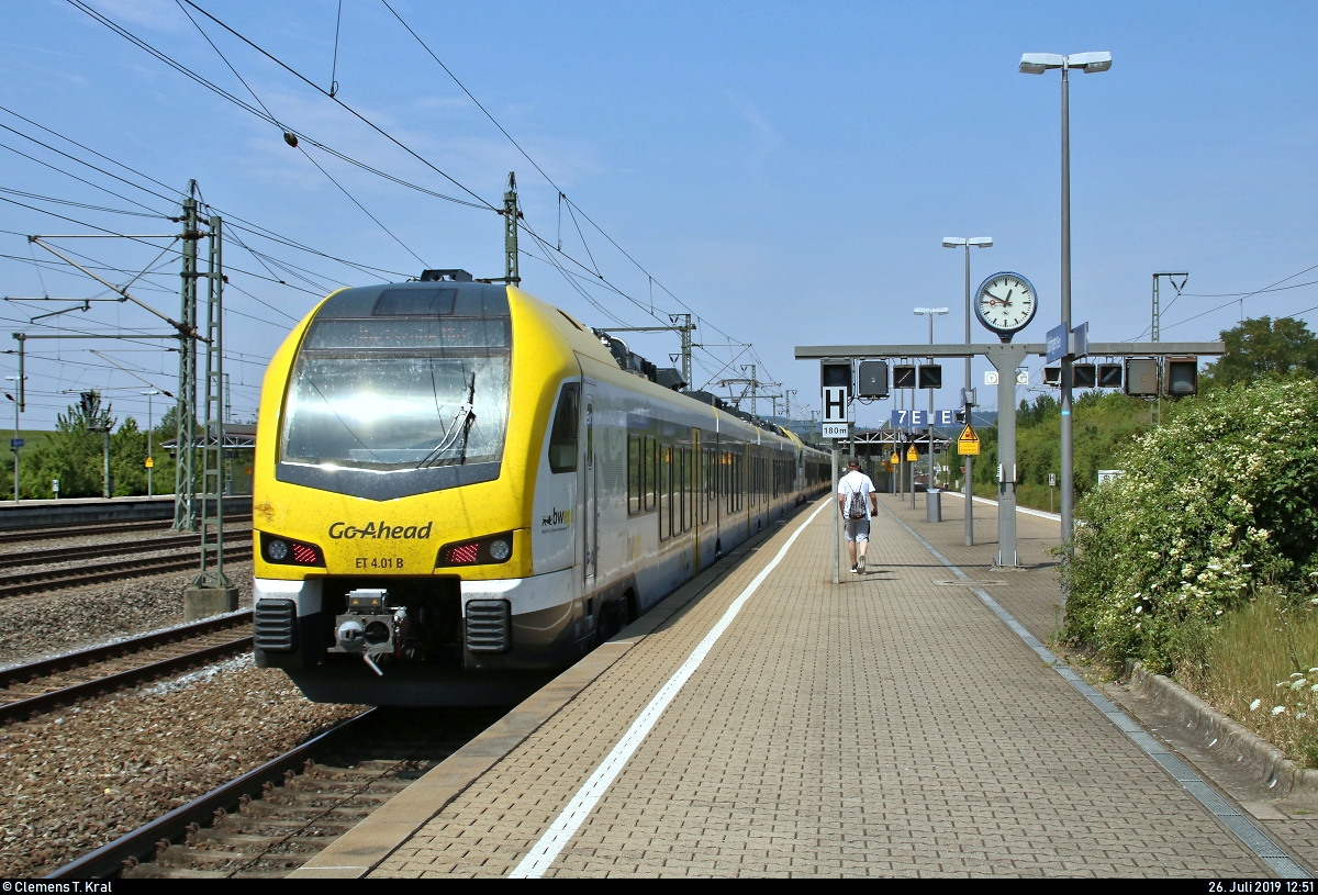 Nachschuss auf 1428 015-0 (ET 4.01) und 1430 ??? (Stadler FLIRT 160) der Go-Ahead Baden-Württemberg GmbH (GABW) als IRE 19014 (IRE1) von Stuttgart Hbf nach Karlsruhe Hbf, die den Bahnhof Vaihingen(Enz) auf Gleis 7 verlassen.
[26.7.2019 | 12:51 Uhr]